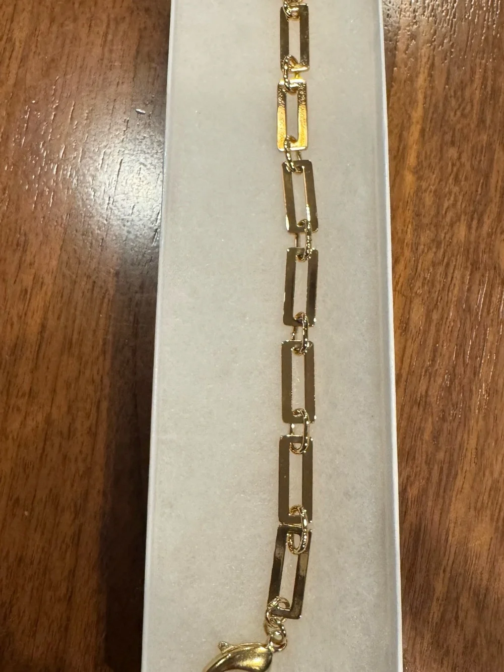 Women’s gold ( not 14 k) with links and claw clasp.